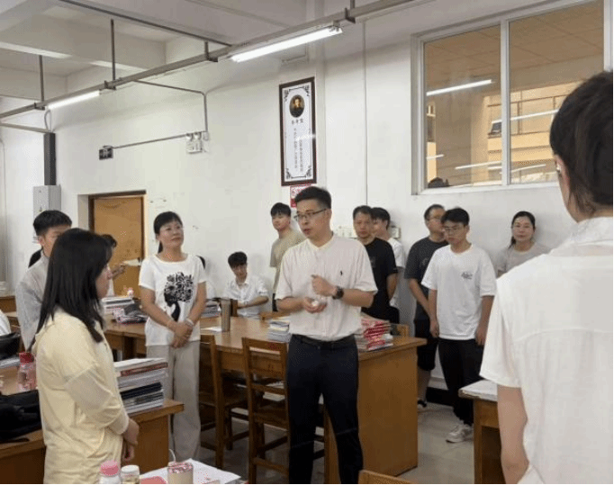 盛夏送清凉，关怀励前行——学院党委书记易槐红慰问暑期留校考研学子